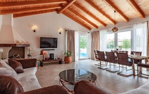 Smart-TV, Kamin, Tischtennisplatte, Stereoanlage