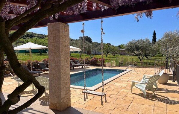 حمّام سباحة مُدفَّأ