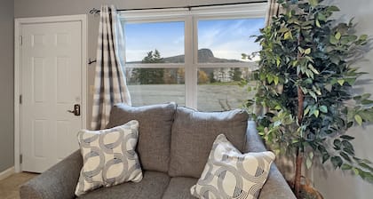 Mountain View Loft (Stunning Mountain Views!)