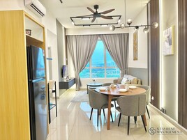 Apartamento Confort, 2 habitaciones, vistas a la ciudad | Servicio de comidas en la habitación