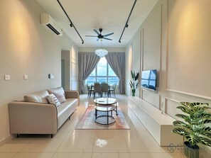 คอมฟอร์ทอพาร์ทเมนท์, 2 ห้องนอน, ปลอดบุหรี่, วิวทะเล | บริเวณนั่งเล่น | สมาร์ททีวี 42 นิ้ว พร้อมช่องเคเบิล, Netflix, บริการสตรีมมิ่ง