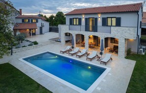 A heated pool - Awesome home in Svetvincenat with sauna (Svetvincenat)