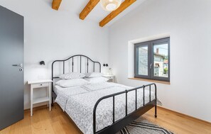 4 quartos, ferros/tábuas de passar roupa, berço de viagem