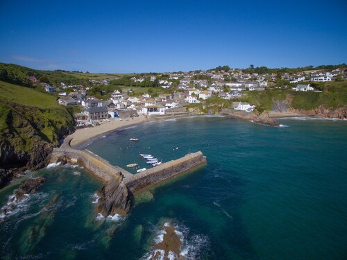 Coastguards Cottage, Sea Views, Coast Path Location & 3 Minutes to the Beach