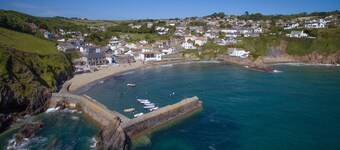 Coastguards Cottage, Sea Views, Coast Path Location & 3 Minutes to the Beach