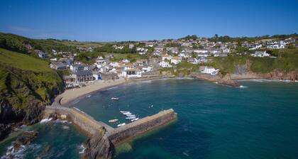 Coastguards Cottage, Sea Views, Coast Path Location & 3 Minutes to the Beach