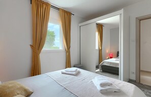 2 quartos, ferros/tábuas de passar roupa, berço de viagem