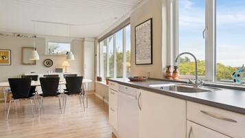 Fridge, microwave, dishwasher, cookware/dishes/utensils