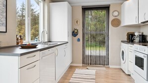 Kjøleskap, mikrobølgeovn, oppvaskmaskin og kjøkkenutstyr