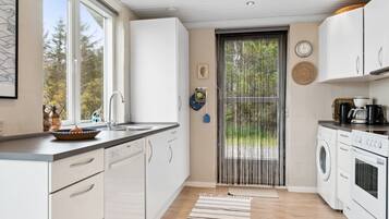 Fridge, microwave, dishwasher, cookware/dishes/utensils