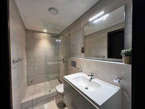 Een douche, toiletpapier