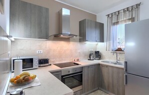 Kühlschrank, Mikrowelle, Ofen, Geschirrspüler