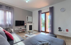 4 bedrooms, iron/ironing board, travel cot, free WiFi - Awesome home in Barban (Barban)