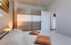 4 habitaciones, tabla de planchar con plancha y cuna de viaje 