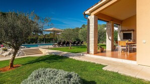A covered outdoor area with a pool, lounge chairs, and a dining table. - Awesome home in Barban (Barban)