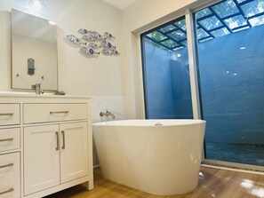Hair dryer, towels, soap, shampoo - 
Your Perfect Westcoast Vacation Getaway
12 guests, Pool, A beautiful deck!!! (Sarasota)