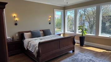 4 bedrooms, desk, iron/ironing board, travel crib