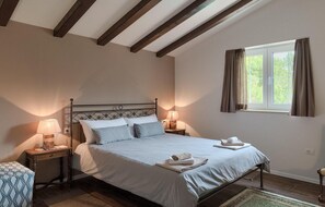 4 chambres, fer et planche à repasser, lit de bébé portatif