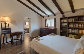4 habitaciones, tabla de planchar con plancha y cuna de viaje 