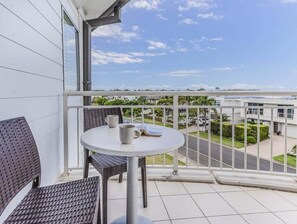 Outdoor dining - The Pool Resort Kingscliff - 2B Dual Key (7325/26) - Holiday Management Co. (Tweed)