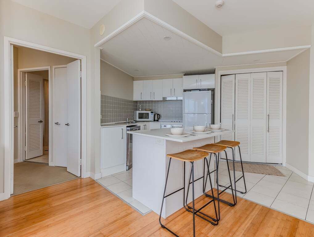 Een koelkast, een microgolfoven, een oven, een kookplaat