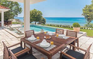 Outdoor dining - Luxury Beach Villas Porto Bus (Bale)