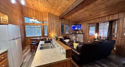 Cozy 2br Bear Den Cabin in Campobello SC, on the upcoming Saluda Grade Trail.
