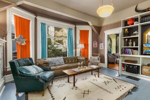 TV - Artistic Victorian Gem in a Trendy neighborhood (Portland)