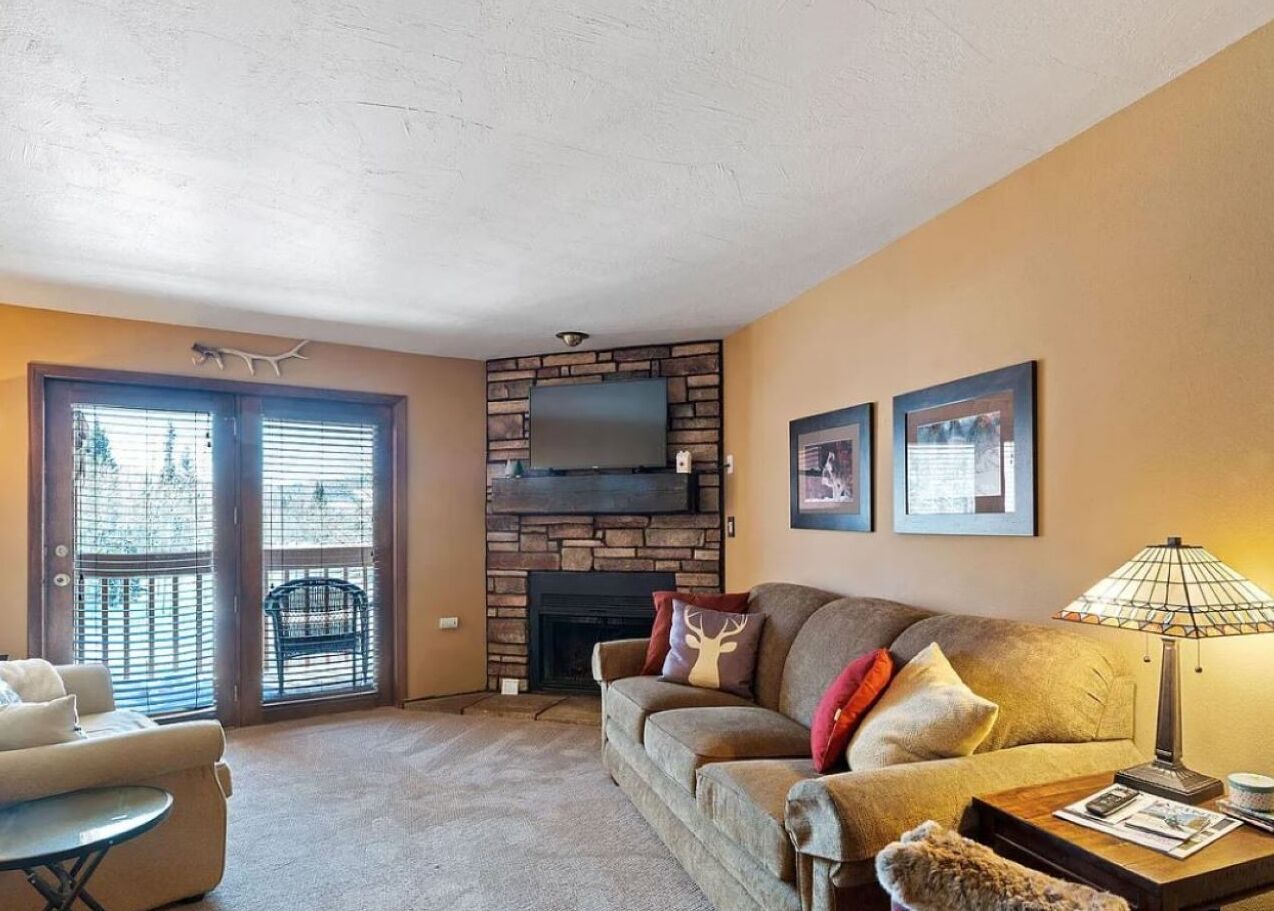 Smart TV, chimenea y libros 