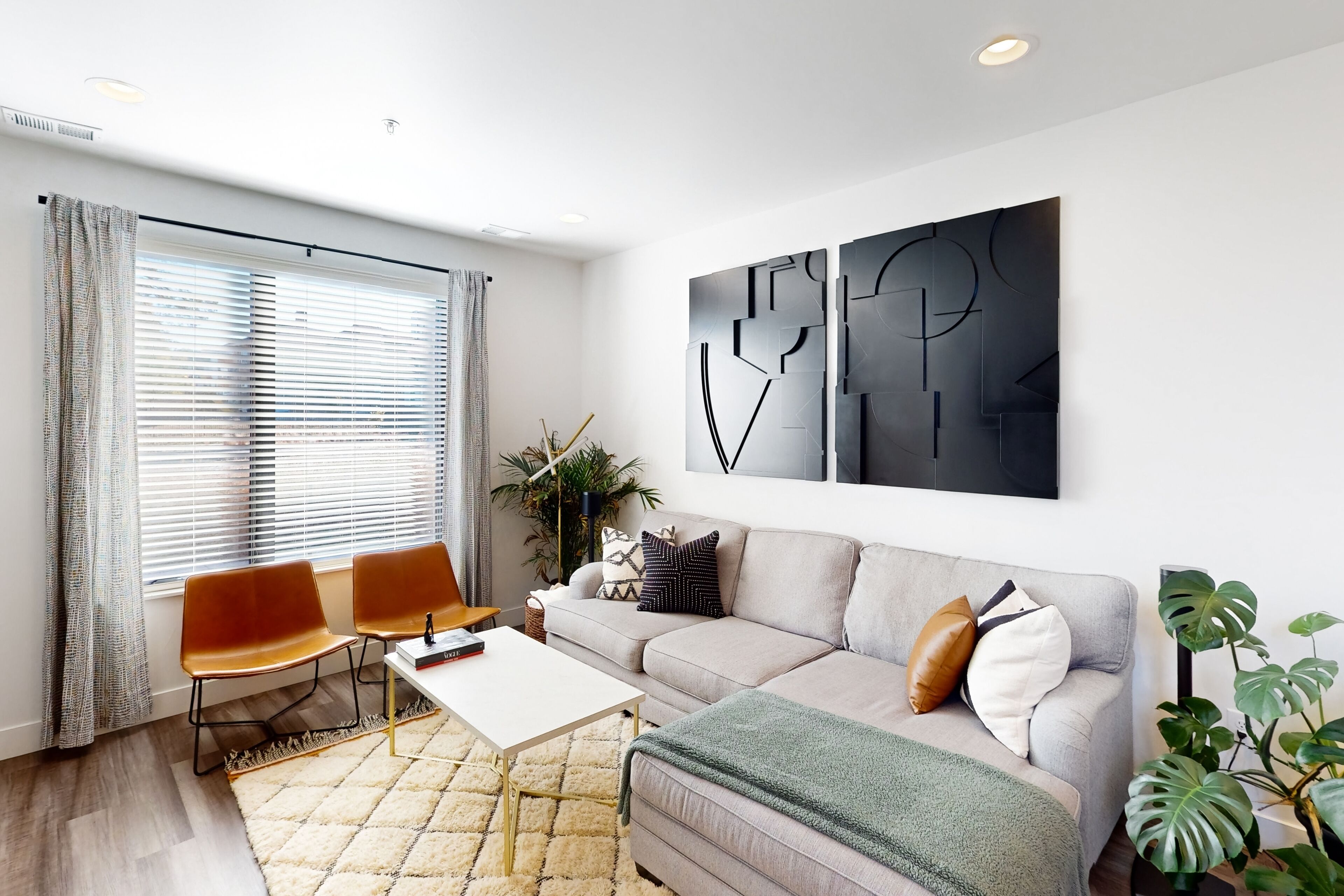 Brand-new townhome in a great location with rooftop deck & mtn views - dogs ok
