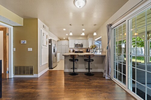 2 min to Hospital! Dreamy Desert Oasis 4B/3B Palmdale Hilltop Retreat