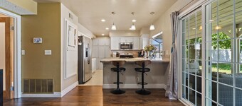 2 min to Hospital! Dreamy Desert Oasis 4B/3B Palmdale Hilltop Retreat