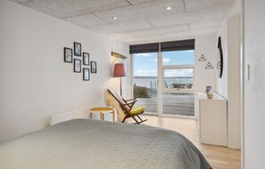 3 bedrooms, travel crib, free WiFi - Nice home in Børkop with sauna (Børkop)