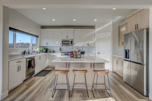 Hilltop Tranquility! Location! Views! Seclusion!