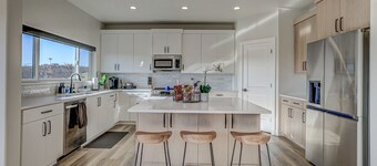 Hilltop Tranquility! Location! Views! Seclusion!