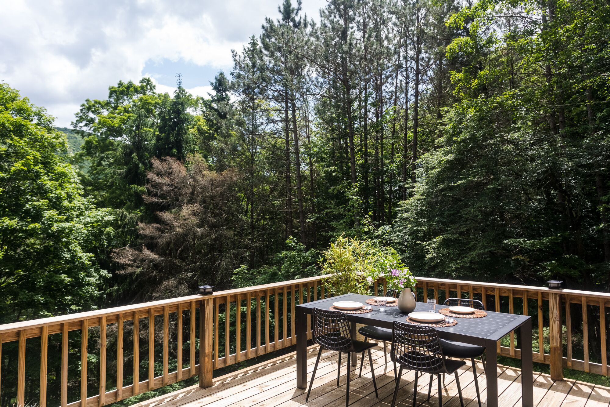 Mountain cabin 山小屋 山の上で篭る、断崖の上のシンプルな山小屋「Mountain cabin by OFIS