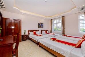 Dormitorio compartido familiar | Ropa de cama de alta calidad, mobiliario individual, escritorio