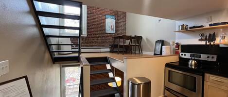 Køleskab, mikrobølgeovn, ovn, kogeplade