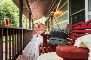 Terrace/patio - Private Cabin: Hot Tub, Fireplace & More  (Pigeon forge)