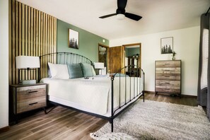 Room - Private Cabin: Hot Tub, Fireplace & More  (Pigeon forge)