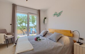 3 bedrooms, iron/ironing board, travel cot, free WiFi - Pet friendly home in Pula (Pula)
