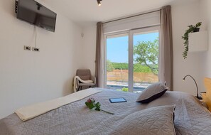 3 habitaciones, tabla de planchar con plancha y cuna de viaje 