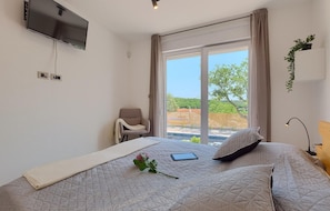 3 habitaciones, tabla de planchar con plancha y cuna de viaje