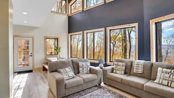 Televisión, chimenea y oficina