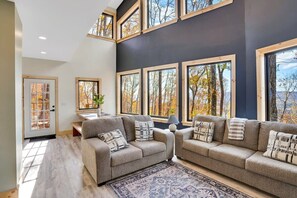 TV, fireplace, offices - Dreams of Spring at Magnolia Treehouse! (Wildwood)