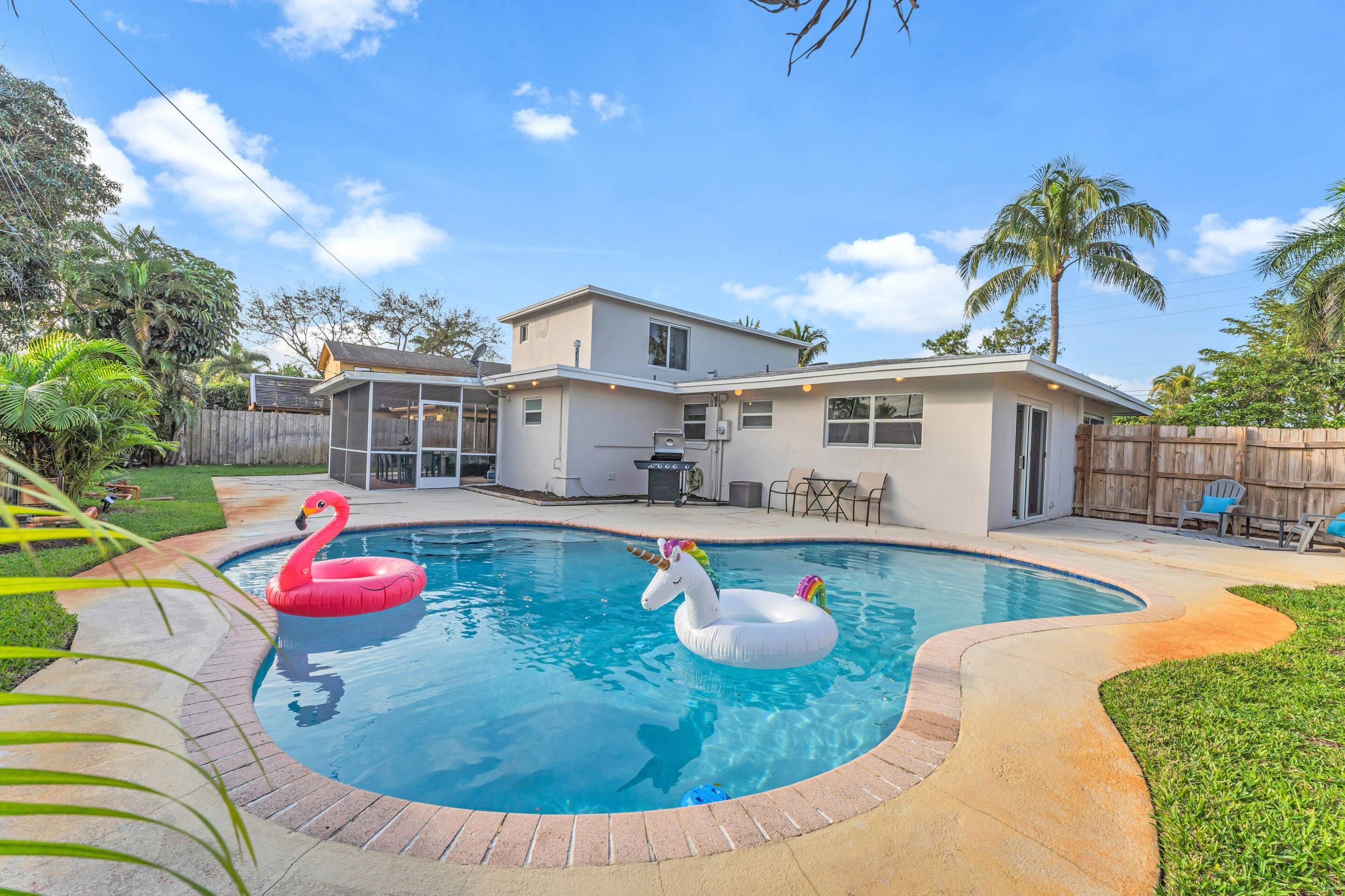 Coastal Getaway: Private Pool, Minutes to Beach, Great Dining and Shopping, Ideal Relaxation Spot!