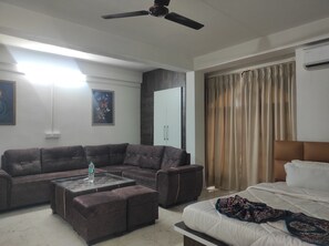 Suite | Soundproofing, free WiFi, bed sheets - Hotel SG Hub Tower (Tinsukia)