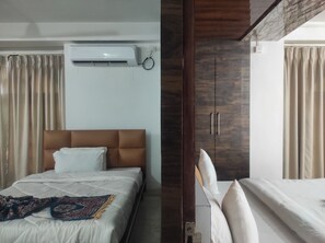 Suite | Soundproofing, free WiFi, bed sheets - Hotel SG Hub Tower (Tinsukia)