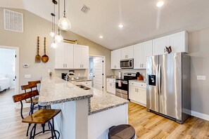 Een koelkast, een magnetron, een oven, een kookplaat