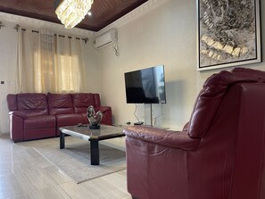 Deluxe Apartment | Living area | TV - PEACE GUEST HOUSE (Yaoundé)